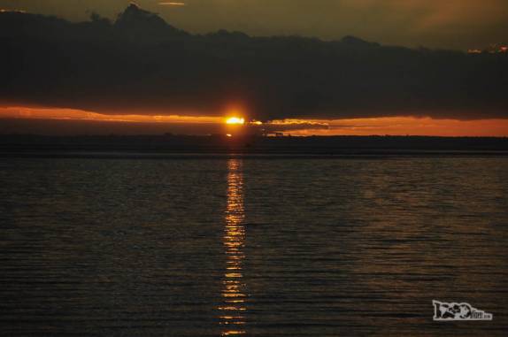 Final (ou começo) da Carretera Austral, o sol se põe perto das 21:30, quando quase chegávamos a Puerto Montt, no sul do Chile